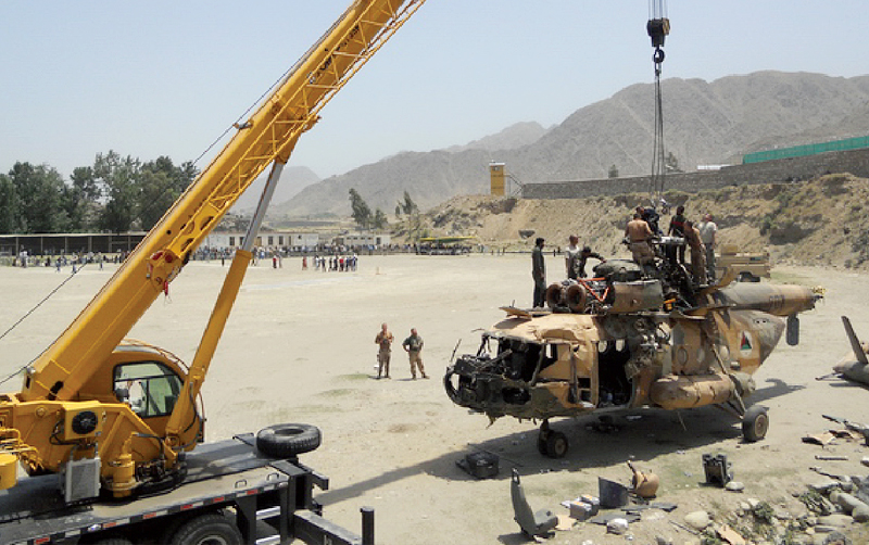 起重机在阿富汗伊拉克军事基地吊装