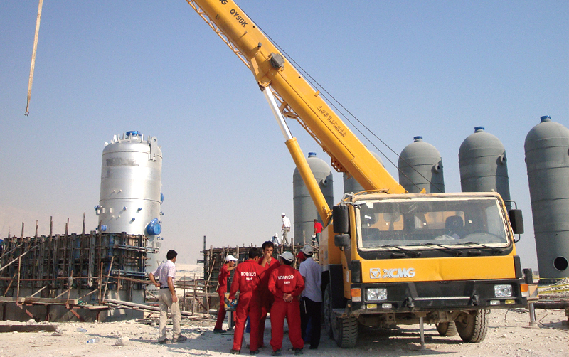 起重机在伊朗Aseluye油田施工