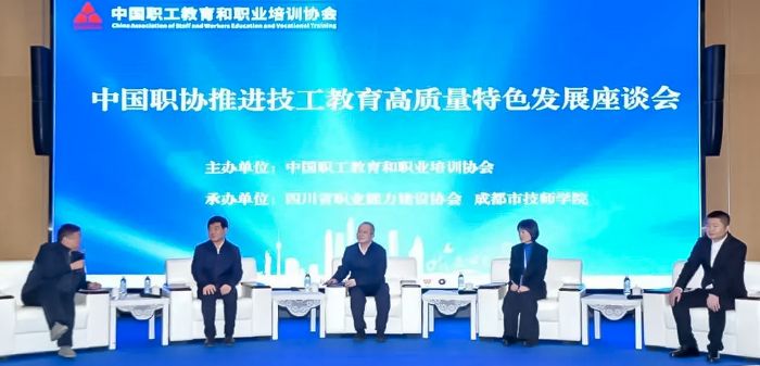 从“入门”到“塔尖” | 他在这场高端会议上发出徐工声音